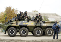 Binh lính Chechnya tuần tra đường phố sau vụ tấn công - Ảnh: AFP