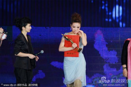 Bước lên sân khấu nhận giải thưởng, Triệu Vy đã không nén được xúc động.