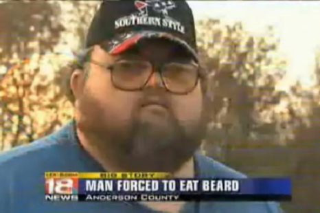 Người đàn ông ăn râu của chính mình