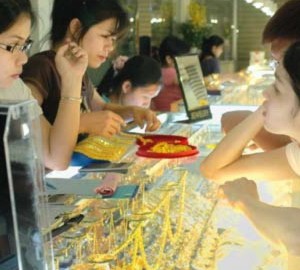Giá vàng vọt lên trên 34 triệu đồng/lượng, đôla Mỹ lên 21.000 đồng Việt Nam