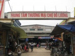 Hàng trăm tiểu thương hoang mang vì nghe tin chợ bị bán