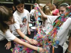 Kỷ lục Thế giới: Dây tết từ vòng tay Silly Bandz dài nhất