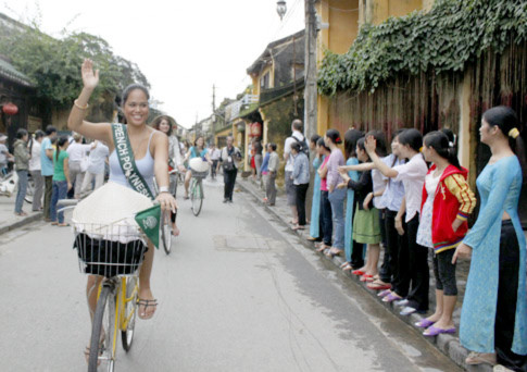 Người dân phố cổ cũng đổ hết ra đường để vẫy chào người đẹp các nước.