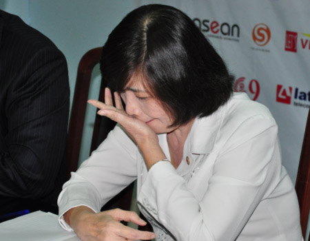 Bà Nguyễn Thị Huệ, Chủ tịch Hội Chữ thập đỏ TP HCM rơi nước mắt vì bị đùa trong cuộc đấu giá hàng chục tỷ đồng. Ảnh: Thiên Chương.
