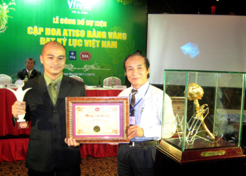 4 Đại diện Sách Kỷ lục Việt Nam trao chứng nhận "Cặp hoa artiso bằng vàng lớn nhất Việt Nam" cho Vinamilk. Ảnh: Ngoan Ngoan.