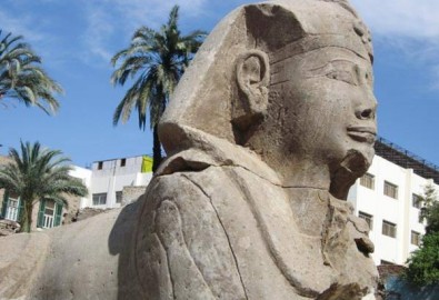 Một bức tượng nhân sư vừa được khai quật tại thành phố Luxor, Ai Cập. Ảnh: NatGeo.