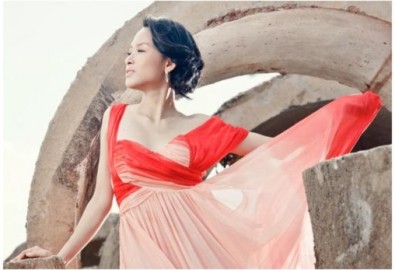 Phương Nga xinh như hoa trước gió