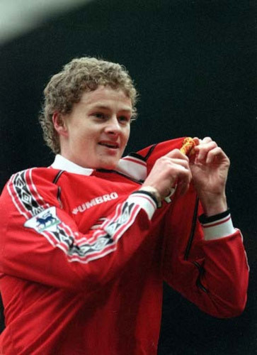 Solskjaer đi vào lòng bao thế hệ fan MU với gương mặt trẻ thơ và duyên làm bàn trong vai trò một siêu dự bị.