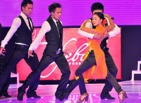Đoan Trang với những vũ điệu đẹp mắt trong bài ’Khúc ca tương phùng’.
