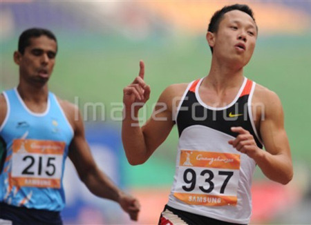 Vũ Văn Huyện - đương kim vô địch SEA Games - thi đấu rất tốt ở các nội dung chạy 100 m, 400 m, nhảy sào. Ảnh: AFP.