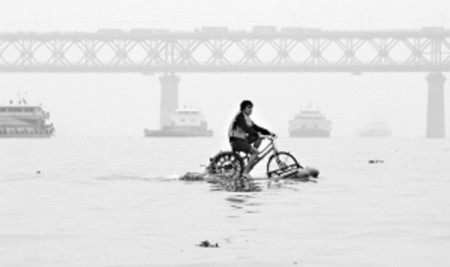 Vượt sông dài nhất châu Á bằng xe đạp