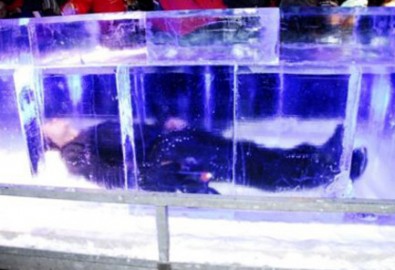 24 giờ sống trong băng đá