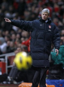 HLV Wenger phải sớm có những giải pháp chấn chỉnh hàng thủ.