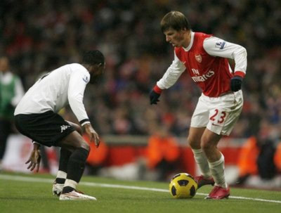 Fulham (áo trắng) đã thi đấu kiên cường nhưng không ngăn được bước Arsenal.
