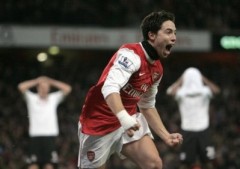 Arsenal chiếm ngôi đầu bảng Ngoại hạng Anh