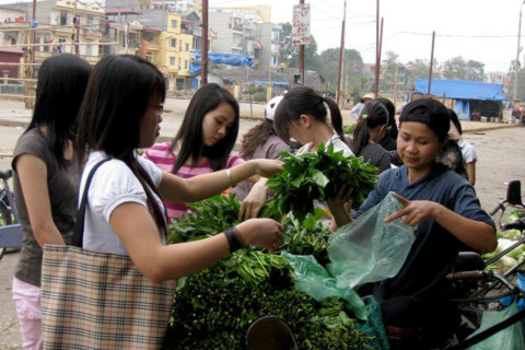 Cuối năm, rau bán rong hút khách vì giá rẻ và tiện dụng, an toàn. Ảnh minh họa: Thành Chung