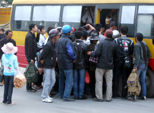 do lượng hành khách đổ về bến xe đông nên cảnh tượng nhiều người chen lấn, xô đẩy để chiếm ghế diễn ra.