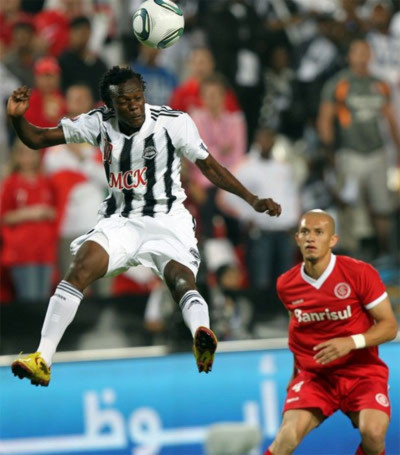 Mazembe (áo trắng đen) đã tạo nên một cú sốc lớn khi đánh bại Internacional. Ảnh: AFP.
