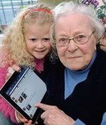 Cụ bà 103 tuổi vẫn mê Facebook
