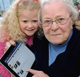 Cụ bà 103 tuổi vẫn mê Facebook