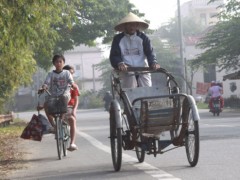 Cụ ông gần 100 tuổi đạp xích lô