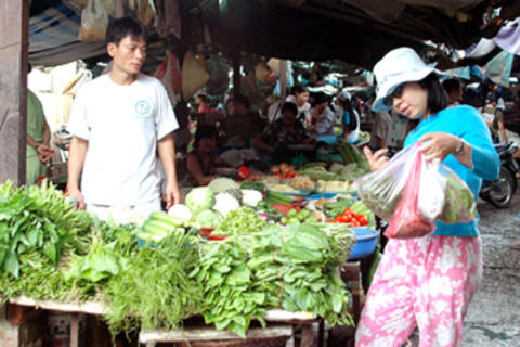 Một số dịch vụ đi chợ thuê còn kèm thêm cả dịch vụ nấu cơm thuê với mức giá khoảng 15.000 đồng một giờ. Ảnh minh họa: Hoàng Hà