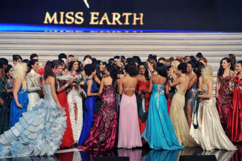 Các thí sinh Miss Earth vây đông trên sân khấu để chúc mừng tân hoa hậu Nicole Faria. Ảnh: Hoàng Hà