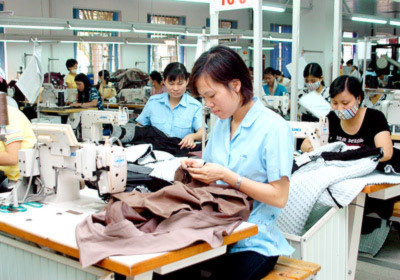 Thưởng Tết của công nhân dệt may năm nay khả dĩ hơn năm ngoái. Ảnh: Hoàng Hà