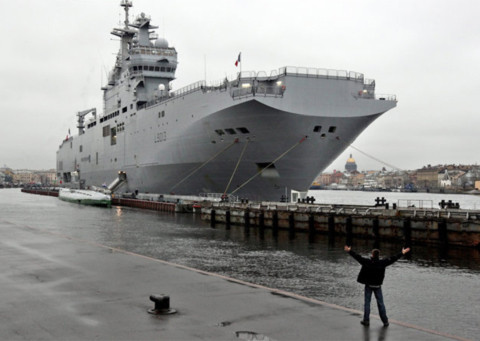Tàu đổ bộ tấn công Mistral của hải quân Pháp trên sông Neva, Nga, năm 2009. Ảnh: NYT