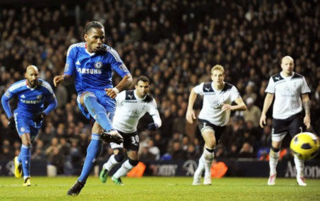 Drogba sút hỏng penalty, Chelsea mất chiến thắng phút cuối