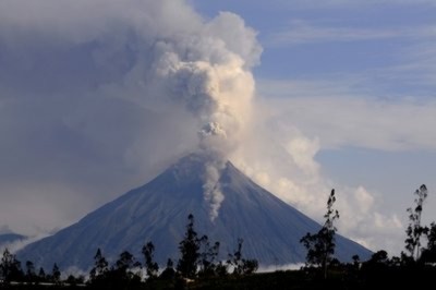 Ecuador sơ tán dân vì núi “Họng lửa” phun trào