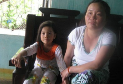 Gặp vợ trẻ của hai chủ tàu dạt biển Philippines