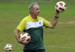 HLV Riedl đang khá thành công với bóng đá Indonesia.