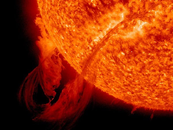 Trung tâm quan sát Dynamic của  Cơ quan vũ trụ Mỹ (NASA) đã nghi lại những hình ảnh từ khoảng cách 1 triệu km  về một vụ bùng  nổ sóng nhiệt lớn ở phía nam của Mặt trời hôm 7/12. Vụ nổ này đã tạo ra một vệt sóng nhiệt plasma giống như một con rắn khổng lồ cuốn quanh Mặt trời.