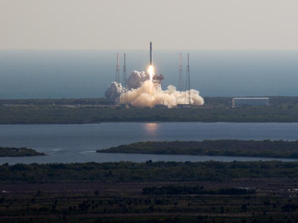 Phi thuyền có tên gọi Dragon đã được hỏa tiễn Falcon 9 phóng đi từ mũi Canaveral, Florida vào 15h43 ngày 8/12 vừa qua.  Đặc biệt, cả phi thuyền và hỏa tiễn đều là sản phẩm của công ty tư nhân SpaceX đóng tại California (Mỹ).