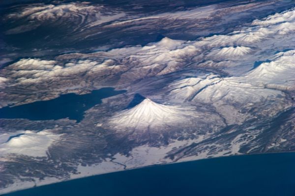 Từ trạm không gian quốc tế (ISS), các nhà du hành vũ trụ đã ghi lại được những hình ảnh ấn tượng những núi lửa ở bán đảo Kamchatka (Nga) đang bị tuyết phủ trắng.