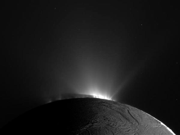 Tàu thám hiểm vũ trụ Cassini của NASA đã phát hiện thấy nước đóng băng ở cực nam của Enceladus – một trong những vệ tinh quay quanh sao Thổ
