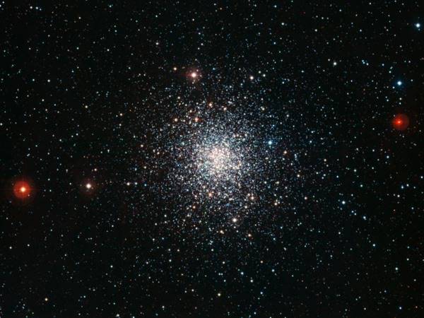 Một quần thể với hàng ngàn ngôi sao thuộc quần tinh cầu M107 tồn tại trong một khoảng không rộng gấp 20 lần khoảng cách giữa Mặt Trời và ngôi sao gần nó nhất,Alpha Centauri thuộc chòm sao Nhân Mã, đã tạo lên một bông ‘hoa tuyết’ khổng lồ trong vũ trụ.