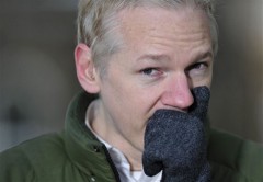 Julian Assange bị gãy răng vì cơm tù