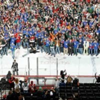 Các cầu thủ và người hâm mộ đội bóng Hockey Wild