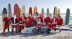 Kỷ lục thế giới: Nhiều ông già Noel tham gia lướt sóng nhất