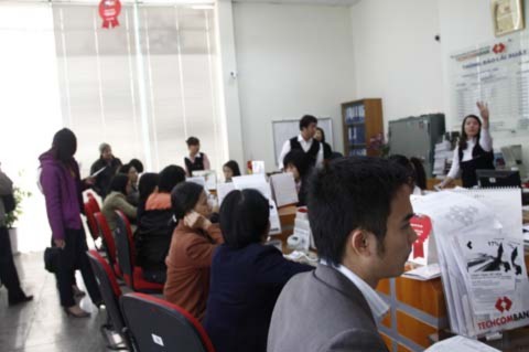 Các nhân viên của Techcombank bận rộn vì người đến gửi tiền. Ảnh: Tuệ Minh