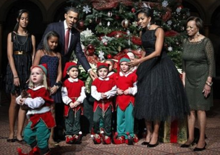 Gia đình Obama chụp ảnh Giáng sinh. Ảnh: AP.