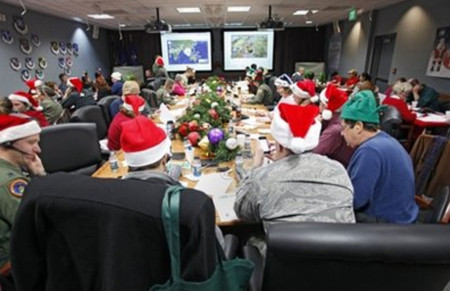 Các tình nguyện viên của NORAD trả lời điện thoại của các em nhỏ khắp thế giới. Ảnh: AP.