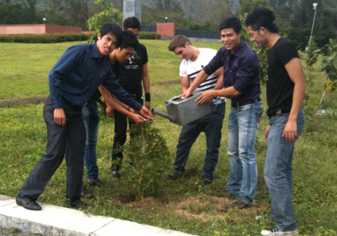 Anh cũng trồng cây