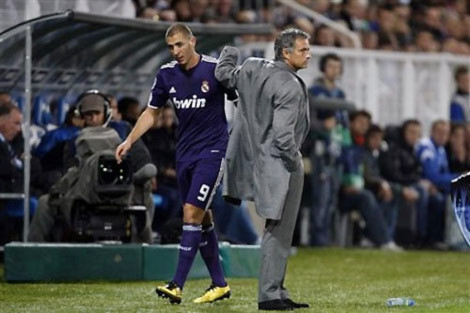 Tiền đạo Benzema và Mourinho.