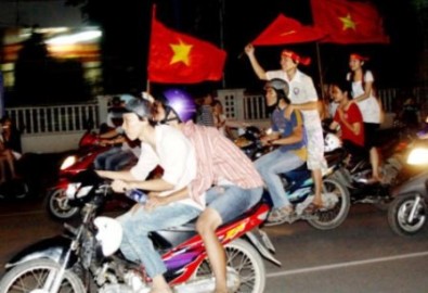 Mừng chiến thắng, hơn 100 “quái xế” bị lập biên bản