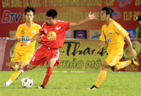 Lee Nguyễn (đỏ) trong màu áo của CLB Bình Dương. Ảnh: An Nhơn.