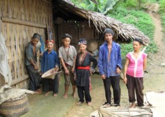 Người mẹ mắt mờ 86 tuổi và 5 con câm, ngớ ngẩn