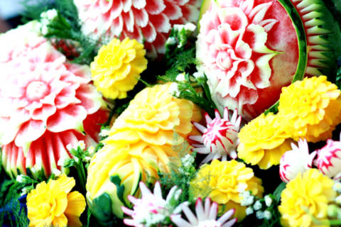 Những bông hoa rực rỡ ắc màu được tạo từ trái dưa hấu.